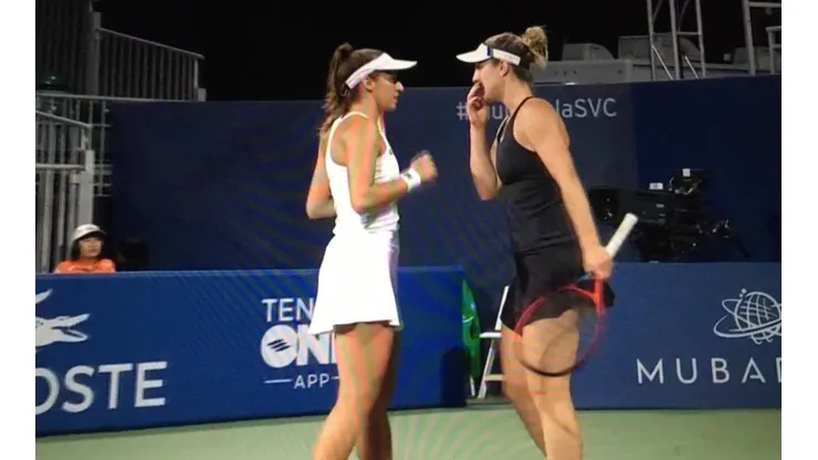 Luisa Stefani e canadense em ação no WTA 500 de San Jose (Foto: Divulgação)