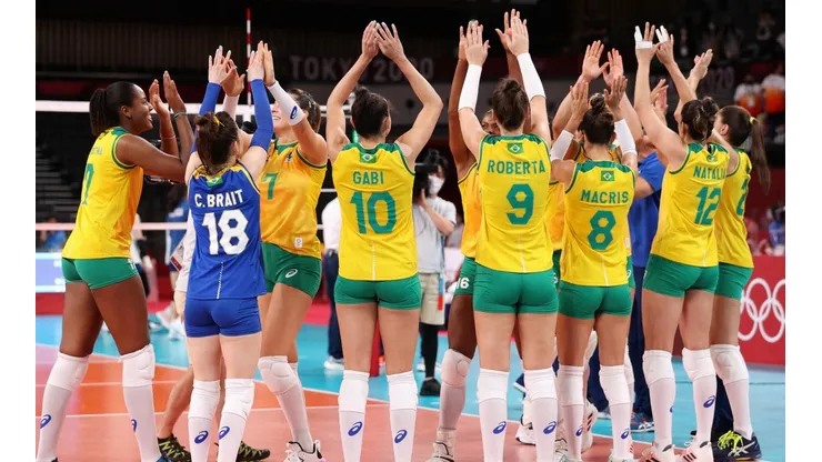 Time de voleibol feminino comemora passagem à decisão (Foto: Getty Images)