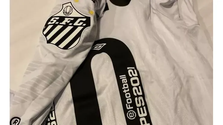 Neymar postou foto de camisa do Santos após ser presenteado pelo Peixe