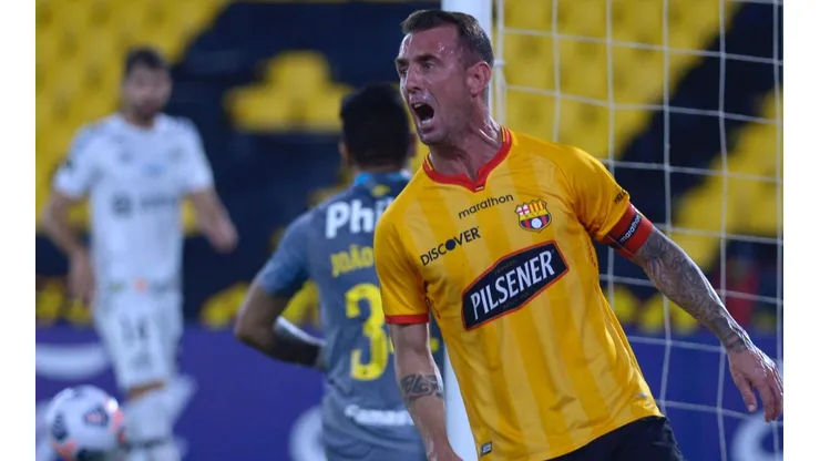 Damián Díaz comemora um dos gols marcados diante do Santos (Foto: Getty Images)