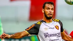 Zagueiro não participou da vitória sobre o Central de Caruaru (Foto: Getty Images)