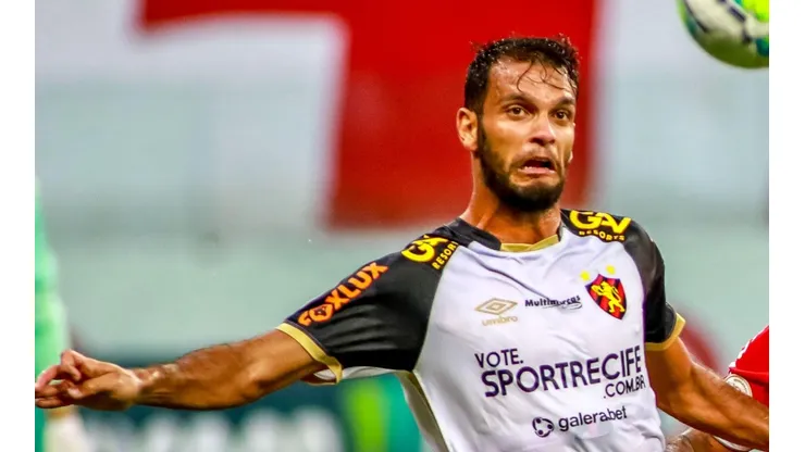 Zagueiro não participou da vitória sobre o Central de Caruaru (Foto: Getty Images)