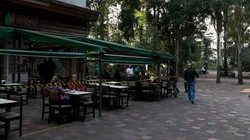 Restaurantes seguem fechados por conta das restrições (Foto: Getty Images)