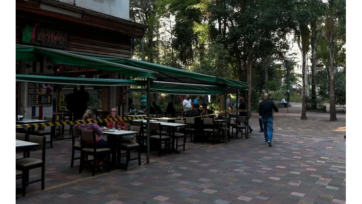 Restaurantes seguem fechados por conta das restrições (Foto: Getty Images)