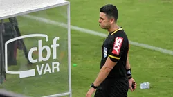 O árbitro Flavio Rodrigues de Souza faz consulta ao VAR durante partida entre Vasco e Internacional no estádio São Januário pelo campeonato Brasileiro 2020. Foto: Thiago Ribeiro/AGIF