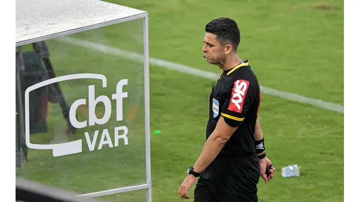 O árbitro Flavio Rodrigues de Souza faz consulta ao VAR durante partida entre Vasco e Internacional no estádio São Januário pelo campeonato Brasileiro 2020. Foto: Thiago Ribeiro/AGIF