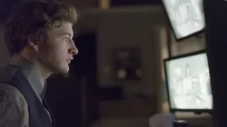 Tye Sheridan em cena do filme "O Recepcionista"