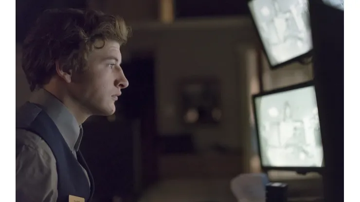 Tye Sheridan em cena do filme "O Recepcionista"