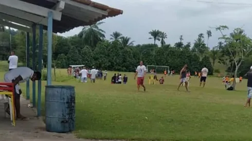 Futebol com aglomeração promovido por Vampeta é interrompido pela polícia