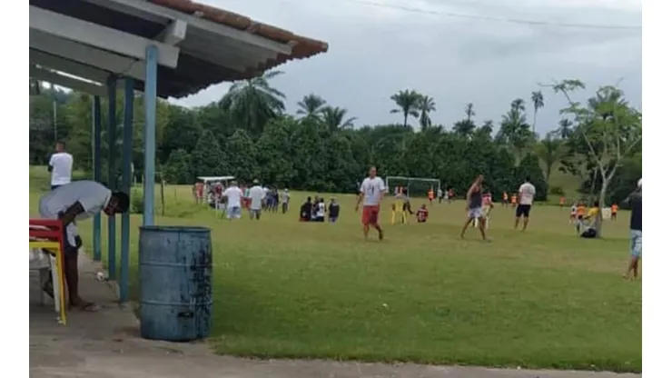 Futebol com aglomeração promovido por Vampeta é interrompido pela polícia