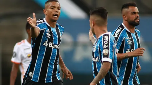 David Braz comemora com os companheiros o primeiro gol do Grêmio (Foto: Getty Images)
