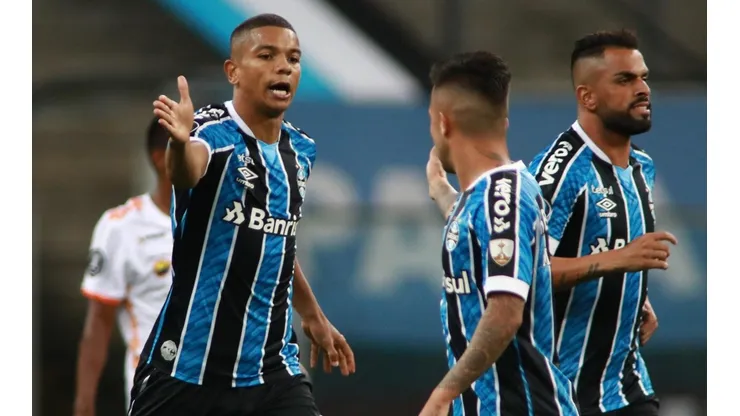 David Braz comemora com os companheiros o primeiro gol do Grêmio (Foto: Getty Images)