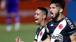 Volante comemora, ao lado de Pikachu, um de seus gols com a camisa do Vasco (Foto: Getty Images)