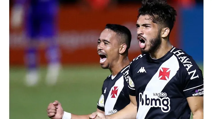 Volante comemora, ao lado de Pikachu, um de seus gols com a camisa do Vasco (Foto: Getty Images)