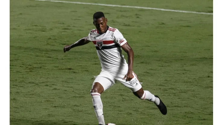 Lateral-esquerdo Léo teste positivo para Covid-19