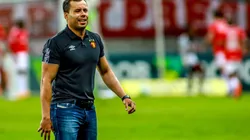 Jair Ventura pediu a permanência do volante. Foto: Silvio Avila/Getty Images