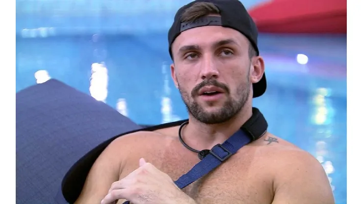 Arthur conversa com Projota à beira da piscina no BBB 21