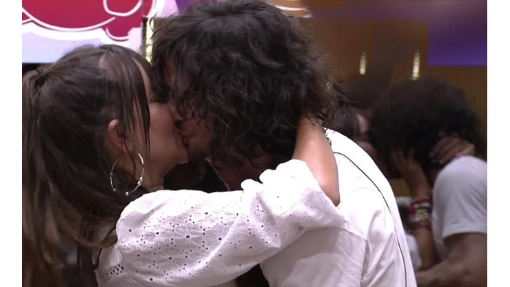 Thaís e Fiuk trocaram beijos na festa do líder no BBB 21