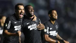 Jogadores do Botafogo comemorando gol no Brasileirão. (Foto de Wagner Meier/Getty Images)