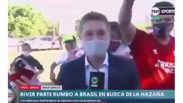 Repórter teve seu celular furtado ao vivo por torcedor do River Plate - (Foto: Reprodução/TNT Sports)