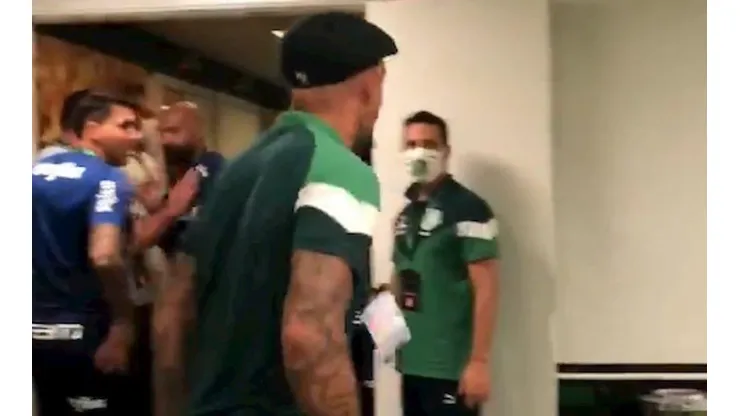 Felipe Melo comemora classificação do Palmeiras diante do River