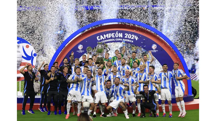Argentina comemorando a taça da Copa América 2024. (Foto de Buda Mendes/Getty Images)