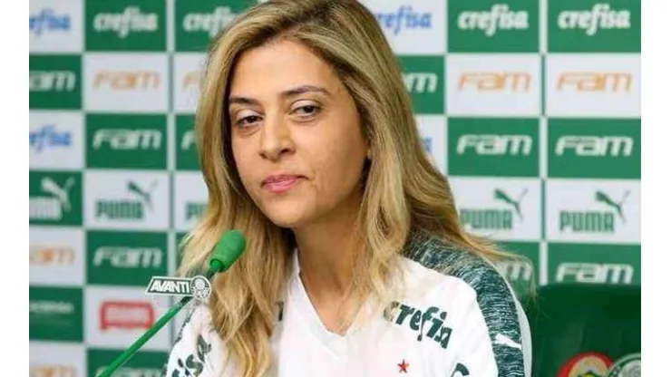 Leila não perdoa torcedor atrevido e dá invertida: "E eu com isso"