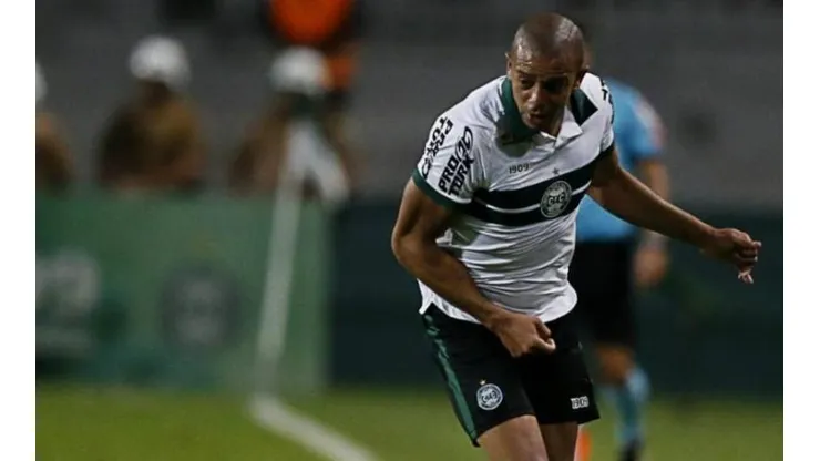 William Matheus avisa data de saída do Coritiba e expõe falta de planejamento do clube