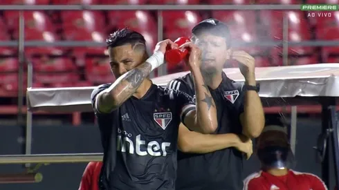 Torcida do São Paulo 'quebra' web com Luciano jogando água em Diniz; assista