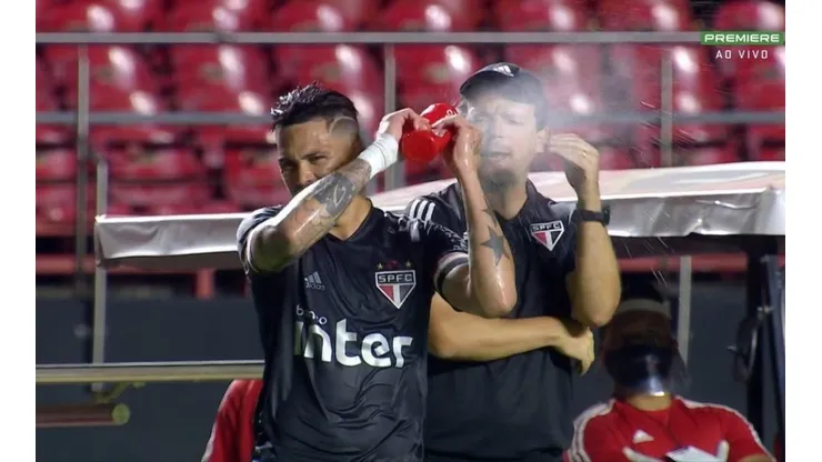 Torcida do São Paulo 'quebra' web com Luciano jogando água em Diniz; assista