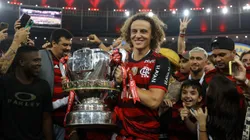 David Luiz, pelo Flamengo, ergue a taça de campeão da Copa do Brasil de 2022. Foto: Buda Mendes/Getty Images.