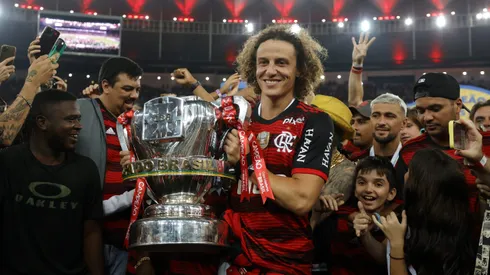 David Luiz, pelo Flamengo, ergue a taça de campeão da Copa do Brasil de 2022. Foto: Buda Mendes/Getty Images.