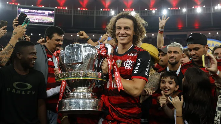 David Luiz, pelo Flamengo, ergue a taça de campeão da Copa do Brasil de 2022. Foto: Buda Mendes/Getty Images.