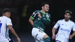 Raphael Veiga do Palmeiras disputa bola com Neris. Foto: Ettore Chiereguini/AGIF