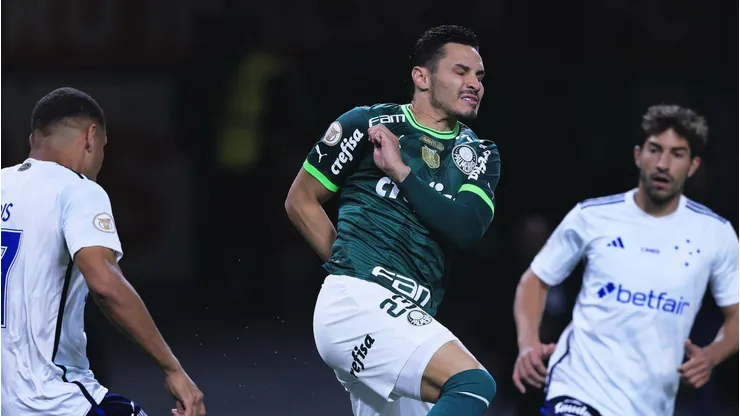 Raphael Veiga do Palmeiras disputa bola com Neris. Foto: Ettore Chiereguini/AGIF