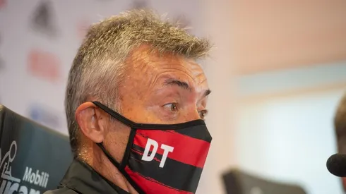 Torrent durante coletiva — Foto: Marcelo Cortes / CRF