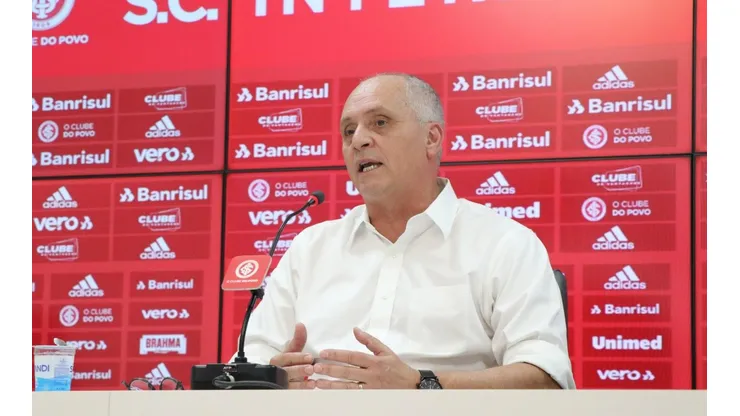 Medeiros foi direto ao falar sobre reforços (Foto: Ricardo Duarte/Internacional)