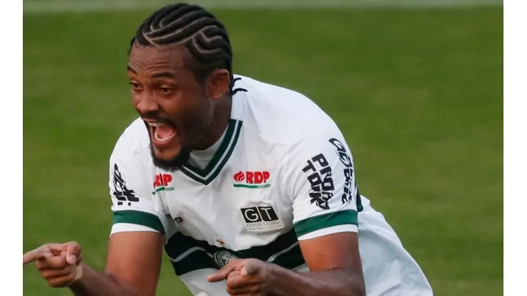 Sabino 'puxa fila' e Coritiba precisa renovar com 12 jogadores