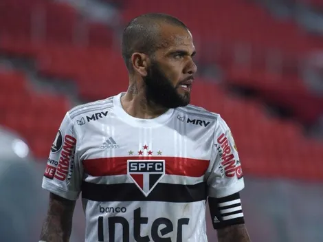 Daniel Alves 'tira sarro' de críticas de torcedores do São Paulo