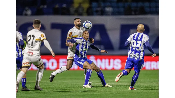 Avaí e Ceará duelam na 16ª rodada do Brasileirão Série B.
