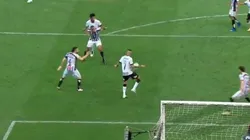 Jogadores do Santos apontam toque de mão de Luan no gol do Corinthians