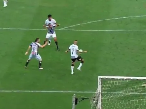 Jogadores do Santos apontam toque de mão de Luan no gol do Corinthians