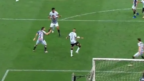 Jogadores do Santos apontam toque de mão de Luan no gol do Corinthians