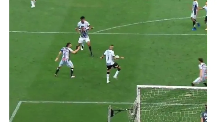 Jogadores do Santos apontam toque de mão de Luan no gol do Corinthians
