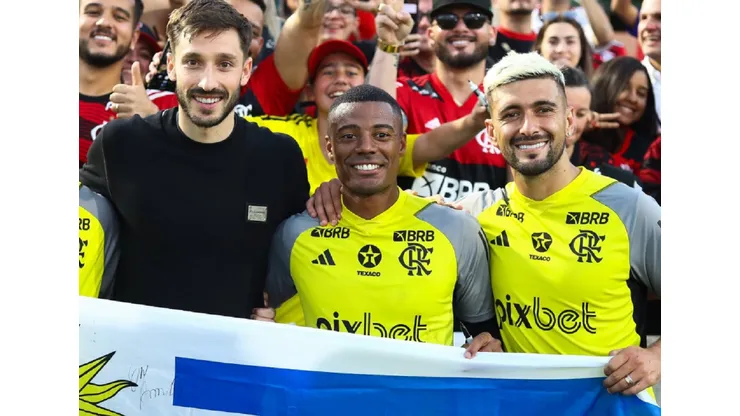Viña (à esquerda) preocupa DM do Flamengo após participação do Uruguai na Copa América - Foto: Gilvan de Souza/CRF