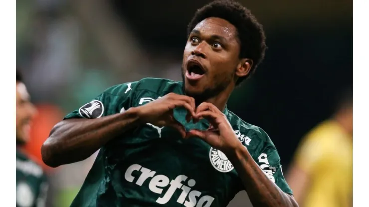 Luiz Adriano vem ganhando moral com a torcida.