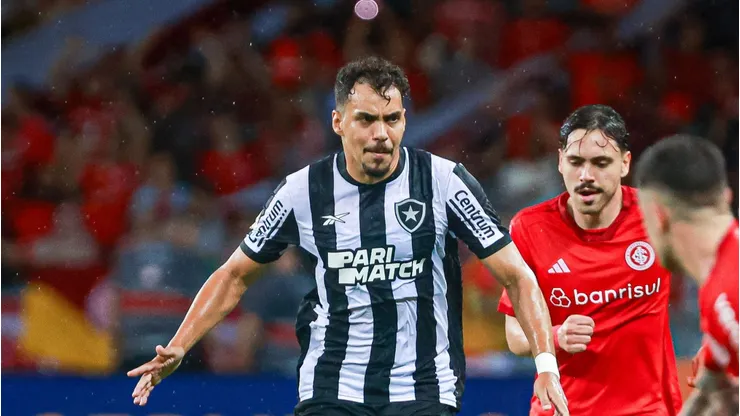 Eduardo em ação pelo Botafogo em partida diante do Internacional. Foto: Maxi Franzoi/AGIF