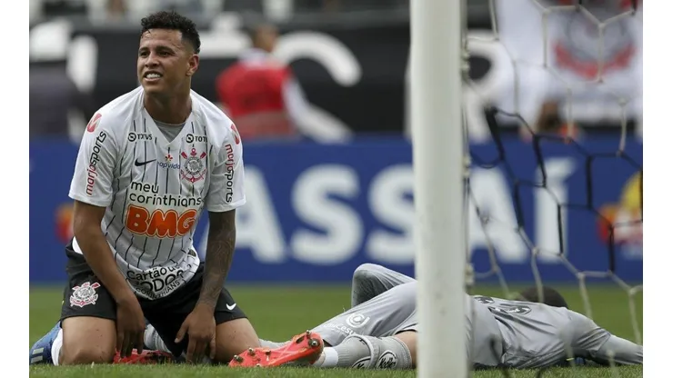 Tiago Nunes promove mudanças no Corinthians e "barra" Sidcley