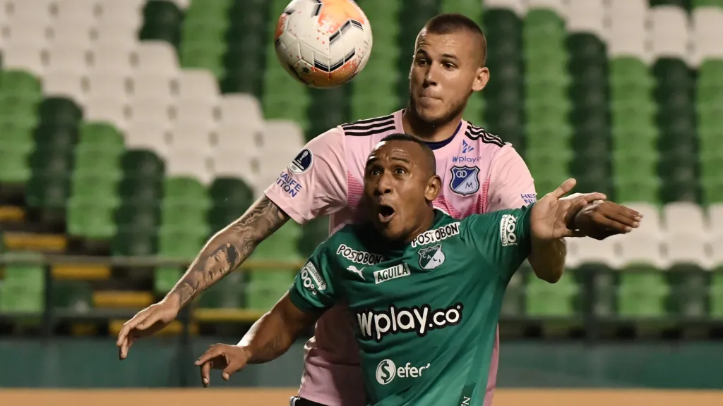 Juan Pablo Vargas de uniforme rosa brigando por bola - Getty Images