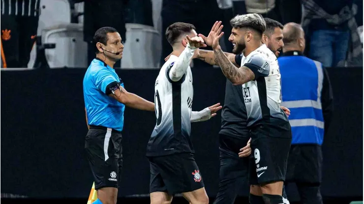 Rodrigo Garro jogador do Corinthians comemora seu gol com Yuri Alberto jogador da sua equipe durante partida contra o Racing-URU no estadio Arena Corinthians pelo campeonato Copa Sul-Americana 2024. Foto: Leonardo Lima/AGIF